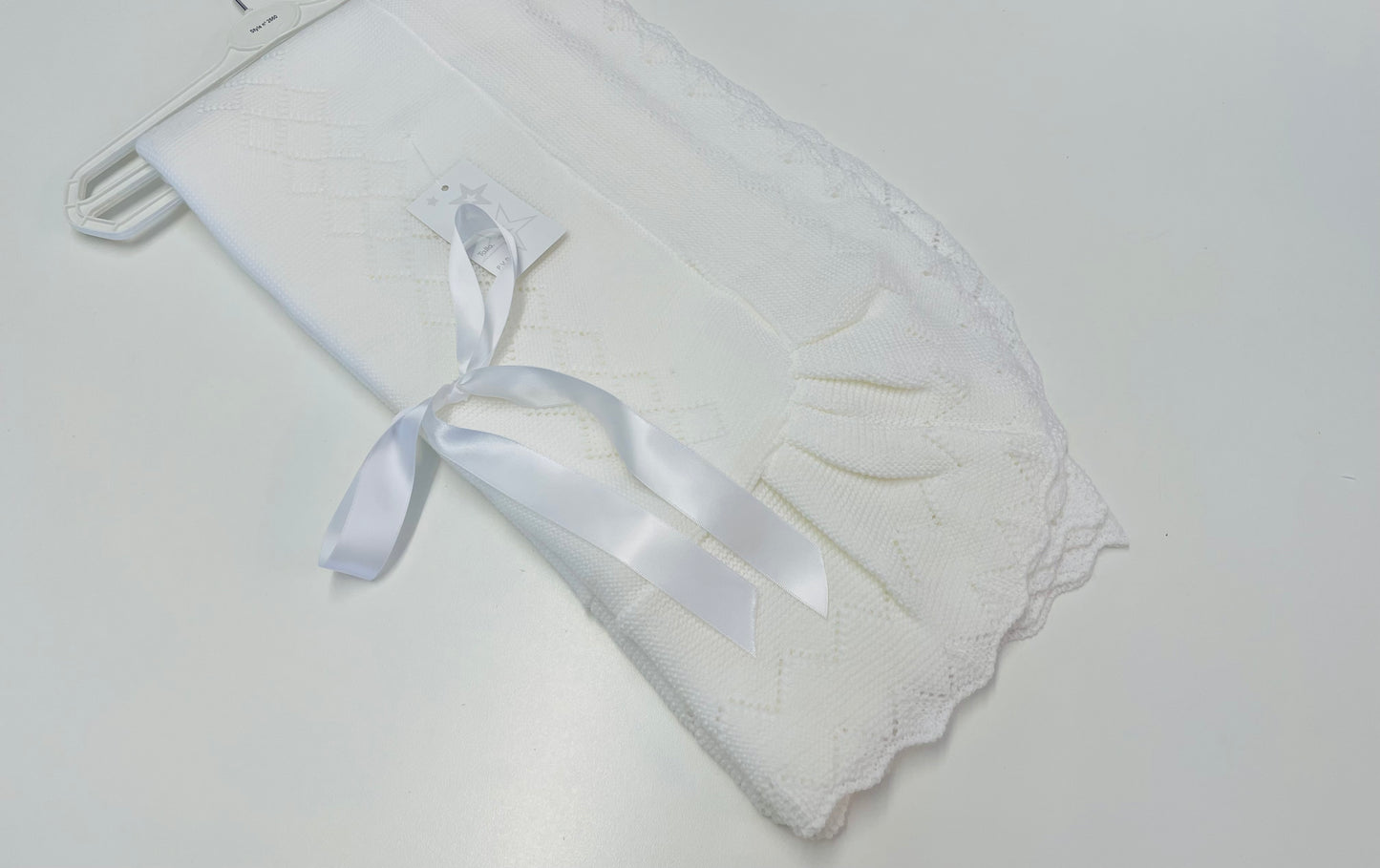 Adorable white knit Shawl 2660